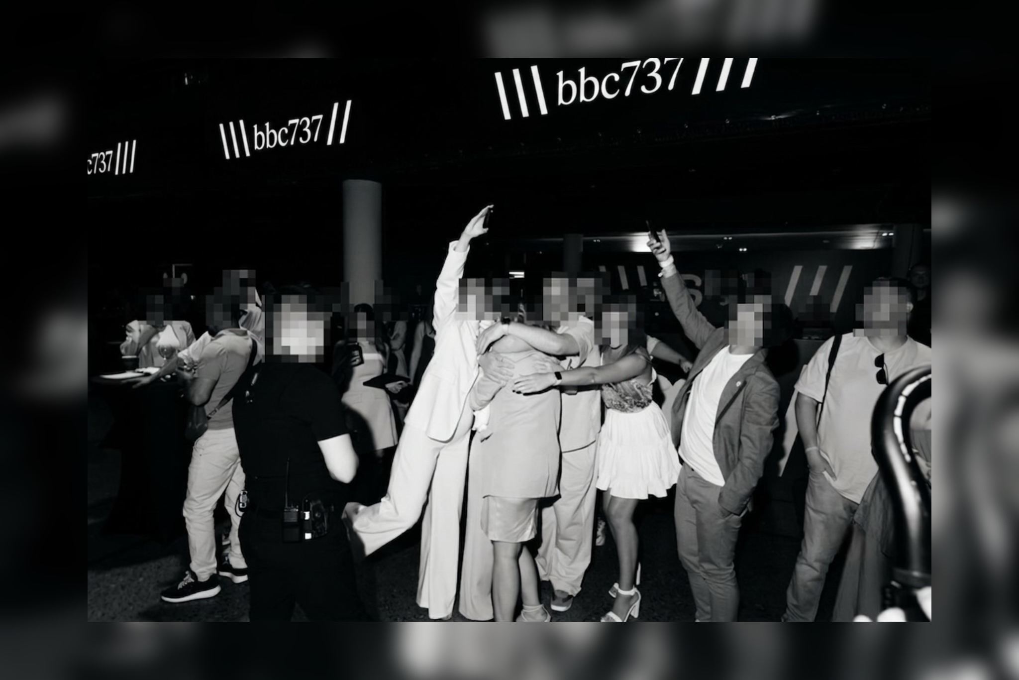 Участники мероприятия BBC737 на фоне фирменной сцены